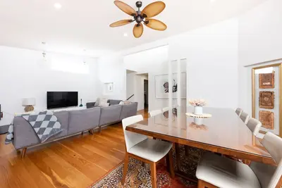 Image de Modern, spacious family home with private undercover outdoor entertaining area and pool.