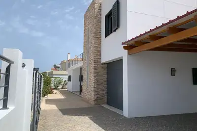 Image de Casa com 3 Quartos e Piscina a 5 Minutos da Praia da Mareta
