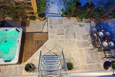 Image de Stone house with whirlpool in the countryside, near the sea