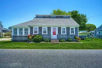 Image de Steps To A Private Beach. Walk To Marina And Restaurants!