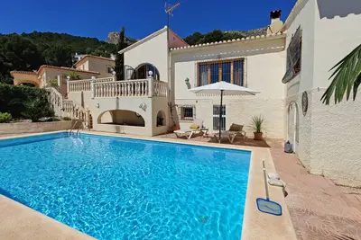 Image de Quietly located, spacious villa with private pool and sea views in Calpe