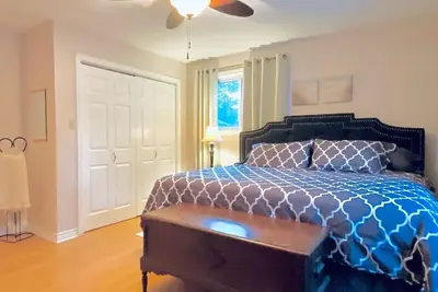 Image de KingBed, Sleeps10+, SmrtTV, Bbq, Gym, FireTable, FullKitchen. All in walking distance.