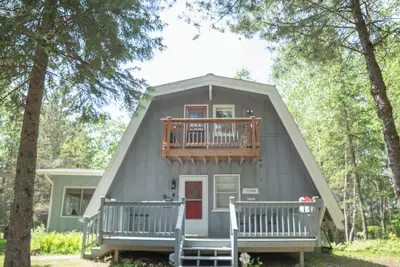 Image de Unique modified A-frame cabin with loft, sandy lakefront, and amenities of home.