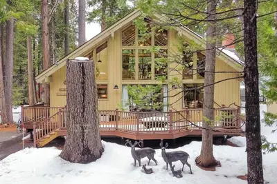 Image de Pinecone Cottage • Hot Tub • Ski Bear Valley, Espresso, Pellet Stove, A/C