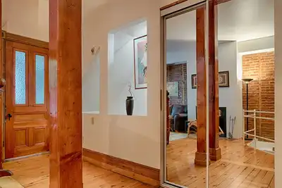 Image de Condo 2 Floors 2 Bedrooms Lots Of Brick And Wood; Sauna; Central Location