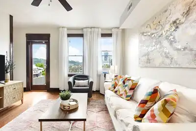 Image de 2 Bedroom/ 2 Bath- 5 mins to stadiums - Best city views - Free parking!