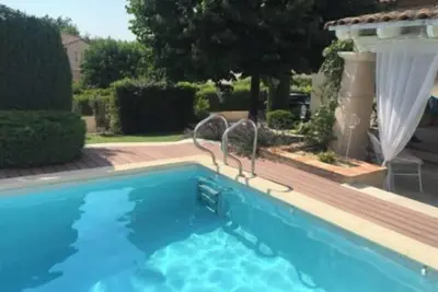 Image de Maison Dans Domaine Avec Piscine