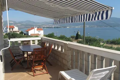 Image de Appartement de deux chambres avec la terrasse et la vue sur le mer Slatine, Ciovo (A-17456-a)