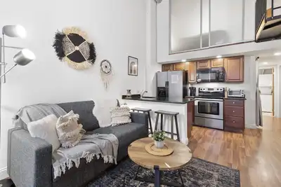 Image de Cozy Loft Free w Gym, Garden, Wifi, Target Next Door, Central location