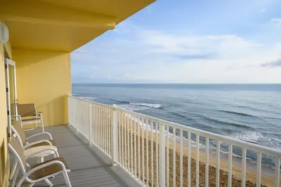 Image de Récemment r��nové Condo Oceanfront + Restaurant + Piscine et vues Endless Indoor!