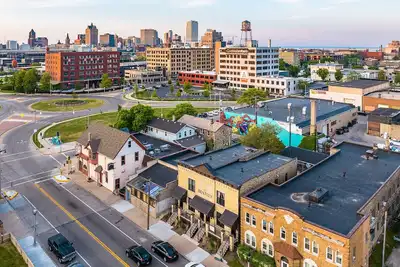 Image de The Bentley - Frida's Reign, Heart of Walkers Point w/Garage, Yard
