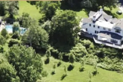 Image de Historic intown waterfront w/Private dock & pool on 8. 5 acres.