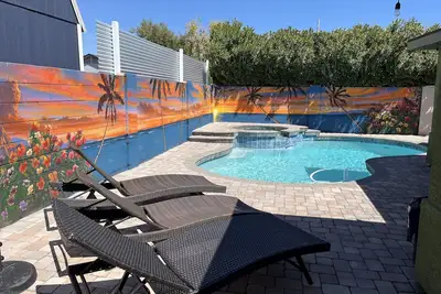 Image de La Casa Verde, Pool, Cardinal Stadium, casino, Desert Diamond Arena and more.