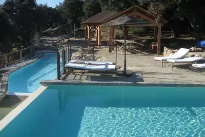 Image de propriété avec 2 piscines et tennis, en pleine nature