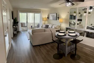 Image de Lovely 2-bedroom condo with screened in patio!