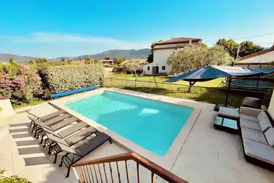 Image de Villa avec piscine et dépendance au pied des collines de Pagnol