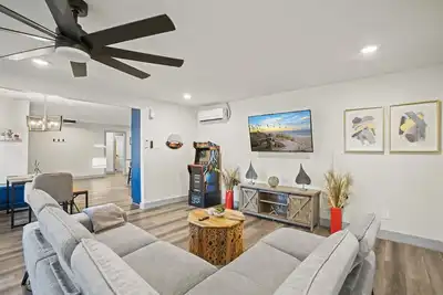 Image de The Retreat- Family Funhouse w/Waterfront Access!