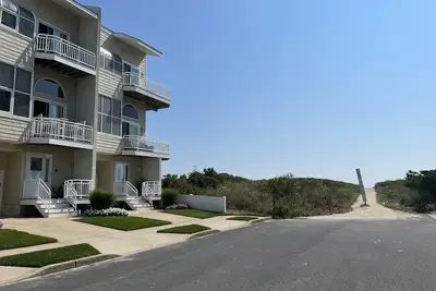 Image de Step out of paradise and onto the beach. . .