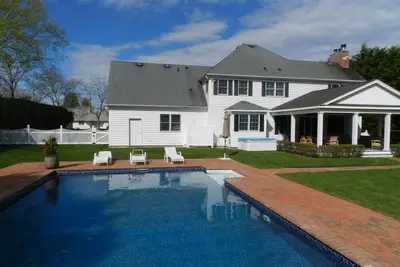 Image de Just a 15 minute walk to the Village of Southampton!