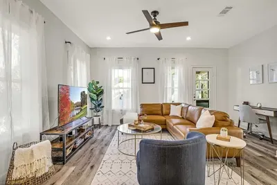 Image de Historic Dt Bungalow | Sleeps 10 | Walk Everywhere