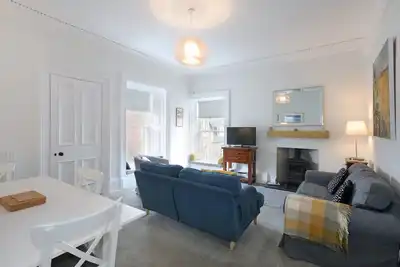 Two bedroom apartment with sea views in the heart of North Berwick. Sleeps 7.