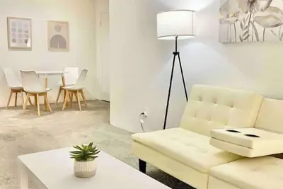 Image de Lovely Furnished Condo w/ Parking $1900/month