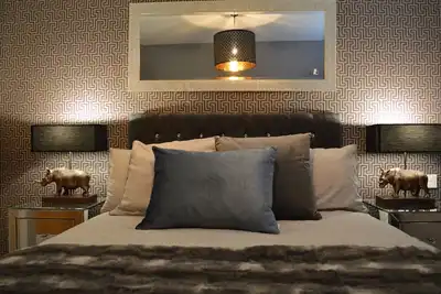 Image de Eclectic Designer Apartment With Courtyard Entrance