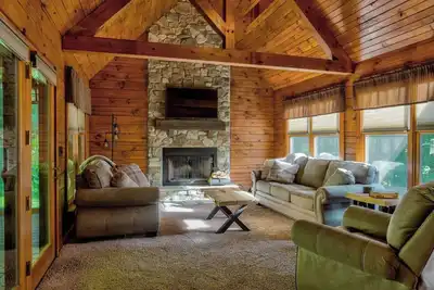 Image de Log Cabin with living room fireplace and hot tub