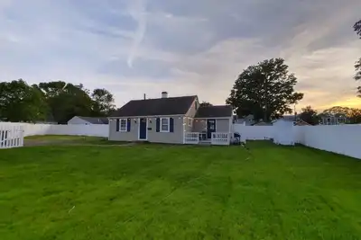 Image de Charming cottage in Hyannis walk to downtown, beach, Harbor, pet friendly fence