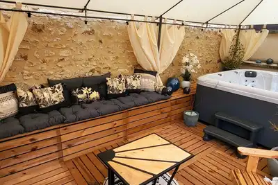 Image de Gîte entier 15 pers avec jardin, piscine et vrai  jacuzzi accès gratuit 24h/24!