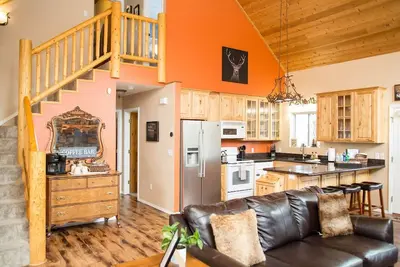 Image de Game room, Private Li’l cabin & Porch swing!