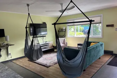 Image de Two king bedrooms, fenced yard, dogs welcome!