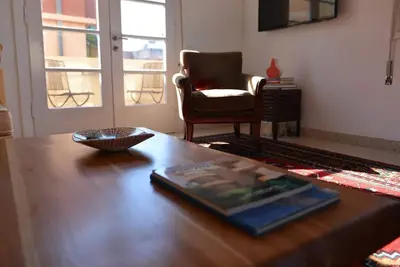 Image de Rue Bialik -Gorgeous Bauhaus Appartement dans un bâtiment historique 110m 2 Balcons