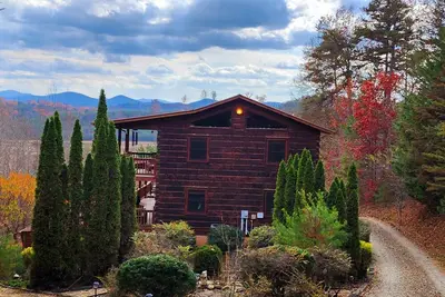 Image de Skyview Station: Secluded 3-Level Log Cabin w/ Private Trail