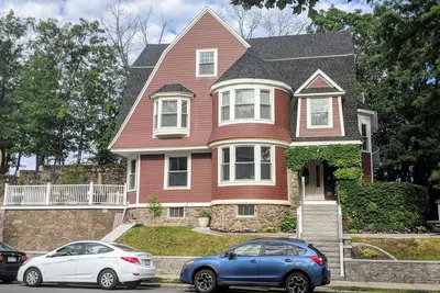 Image de Clean, Spacious and Located Steps Away From the Mbta!