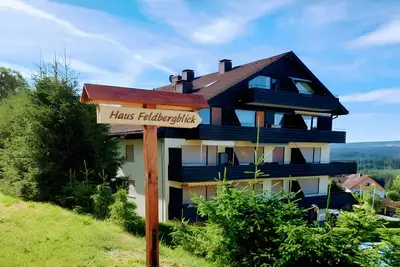 Image de Appartement \"Waldkäuzle27\" avec vue sur les montagnes, piscine et balcon partagés.