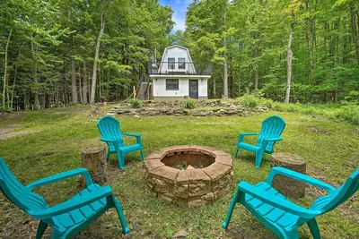 Wilmington Chalet w/ Hot Tub < 8 Mi to Mount Snow!