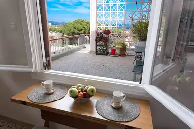 Image de Summer condo, huge balconies, 5-minute walk to beach.