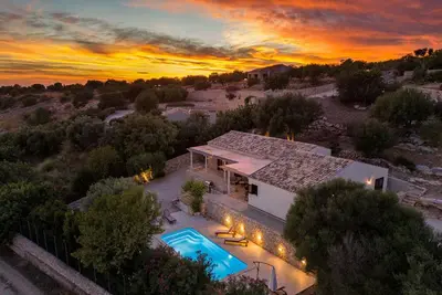 Image de Villa récemment rénovée avec vue sur la mer et piscine