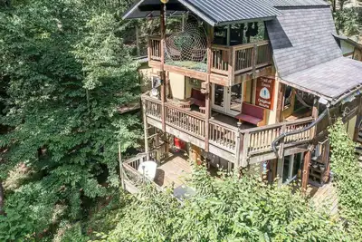Image de Fun & Unique Rustic Hut in Red Top Mountain State Park |Outdoor Tub/Shower |Garden, Fire Pit & Creek