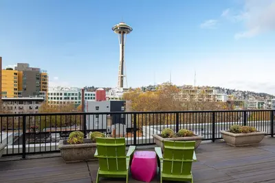 Rooftop Deck w/ Space Needle Views! Walk to Pike Place & Attractions – Boutique Studio w/ Kitchen