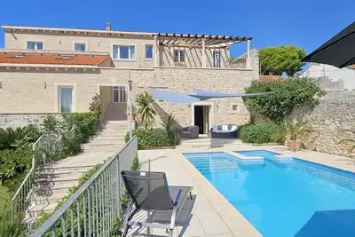 Image de Villa de luxe de 4 chambres avec grande piscine et jacuzzi.