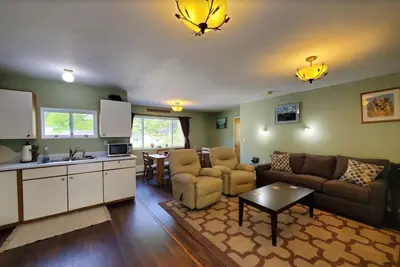 Image de {Forget-Me-Not Inn} Alaskan Vacation Rental (Bear Suite)
