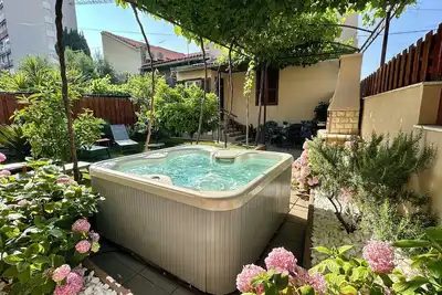 Image de 120-year-old villa with a hot tub