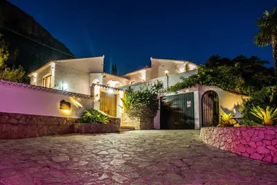 Incredible 4 Bedroom Private Family Villa only 10 Minutes from the Beach \n