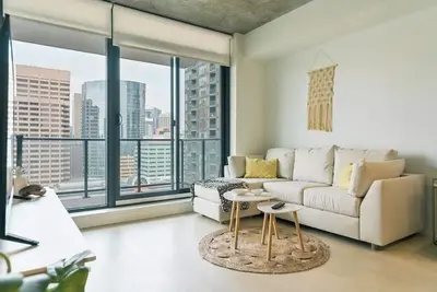 Image de Dt Views |Mins to Saddledome | Pool | Gym