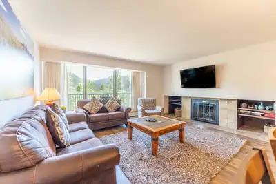 Image de Spacious Condo w/ Mountain Views from Private Balcony, 4 Mins Drive to Resort