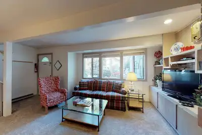 Great Ski Condo w/ Pool and Hot Tub Access - Walk to Lifts