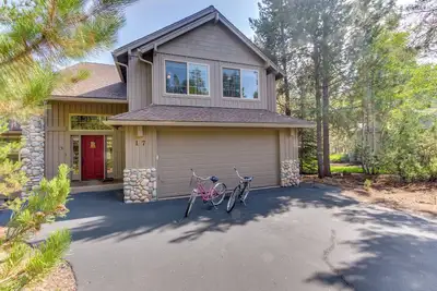 Image de Cozy, dog-friendly home w/ private hot tub & Sharc access - great location
