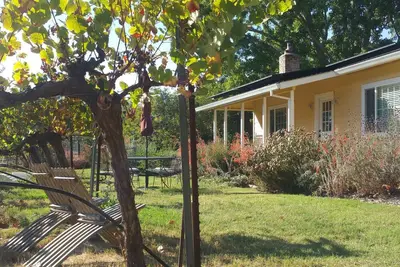 Image de Sonoma Vineyard Cottage - enjoy wine country life. Peaceful yet central locale!